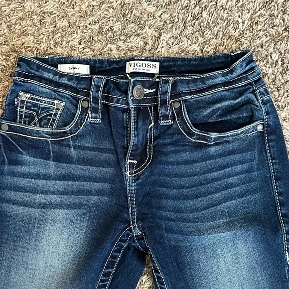 Vigoss Dark Wash Skinny Jeans with White Trim Details size 2 - Picture 2 of 8